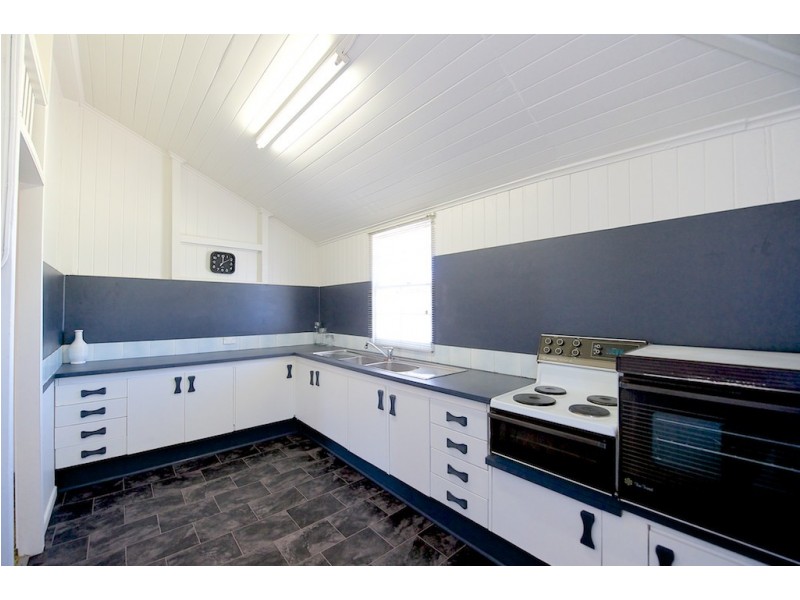 7 Daniel St, Lowood QLD 4311