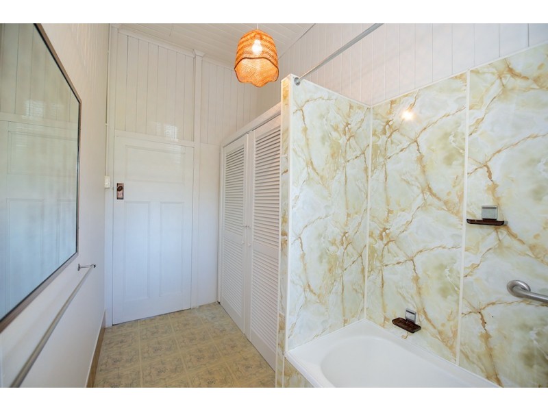 7 Daniel St, Lowood QLD 4311