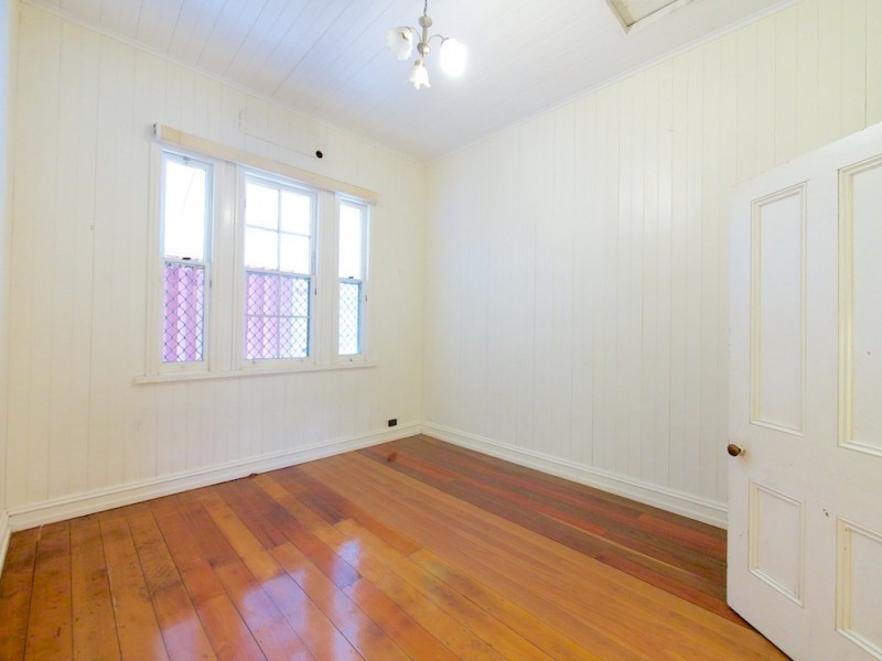 16 Arthur St, Woodend QLD 4305