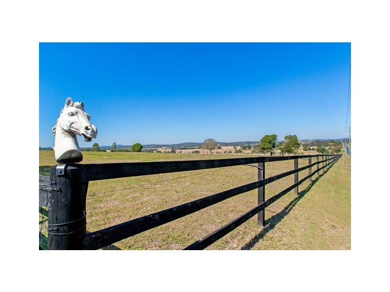 385 Fernvale Rd, Fairney View QLD 4306