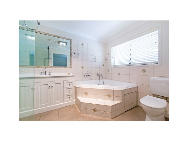 385 Fernvale Rd, Fairney View QLD 4306