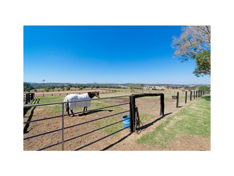 385 Fernvale Rd, Fairney View QLD 4306