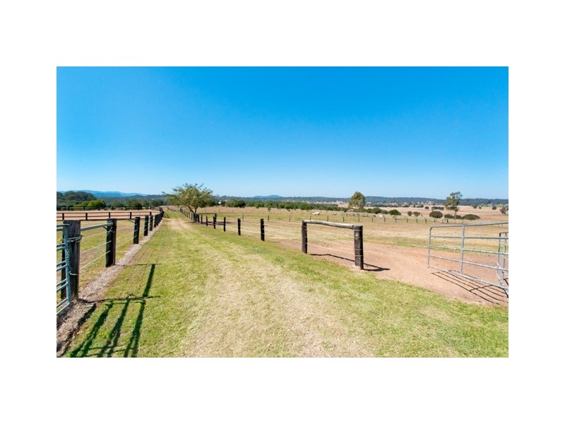 385 Fernvale Rd, Fairney View QLD 4306