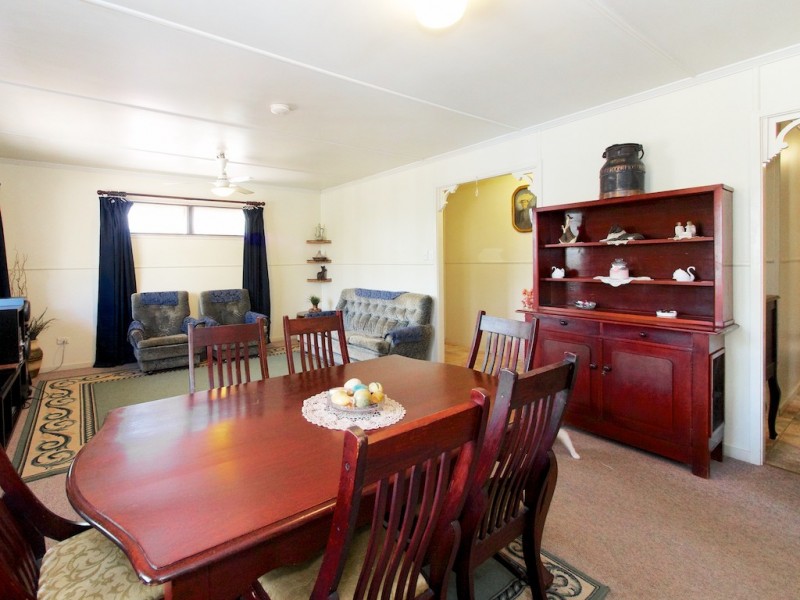 127 James Rd, Pine Mountain QLD 4306
