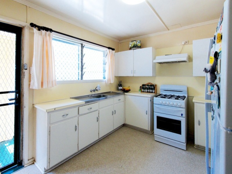 127 James Rd, Pine Mountain QLD 4306