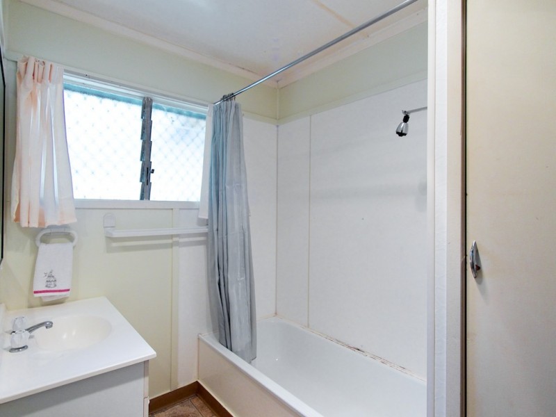 127 James Rd, Pine Mountain QLD 4306