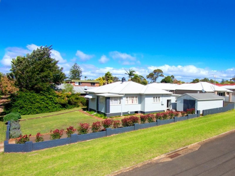 361 West St, Harristown QLD 4350