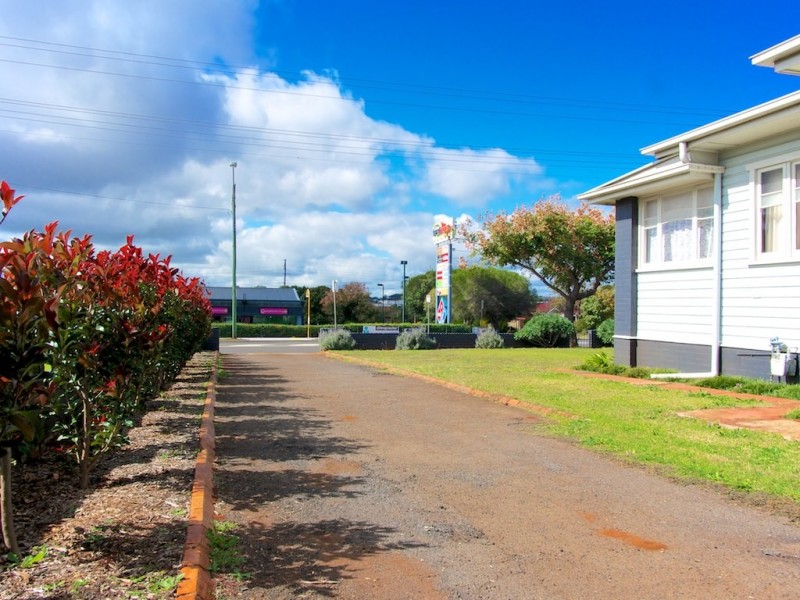 361 West St, Harristown QLD 4350