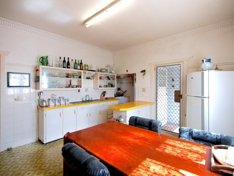 361 West St, Harristown QLD 4350