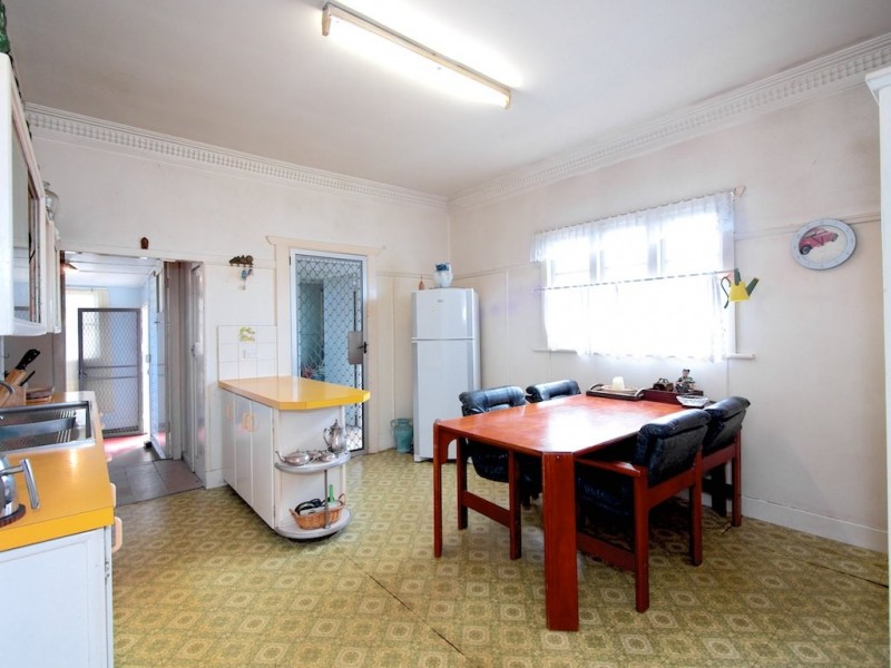 361 West St, Harristown QLD 4350