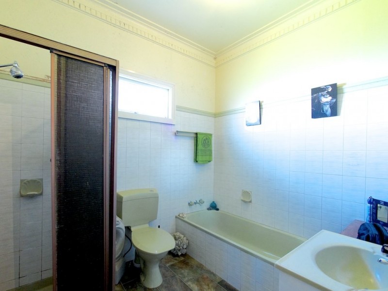 361 West St, Harristown QLD 4350