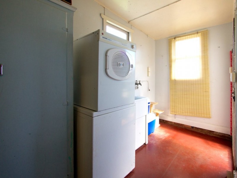 361 West St, Harristown QLD 4350
