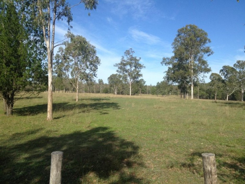 86 Boon Rd, Esk QLD 4312