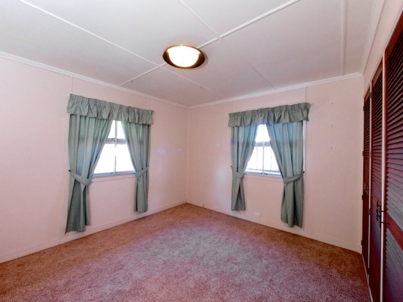 171 South Station Road, Silkstone QLD 4304