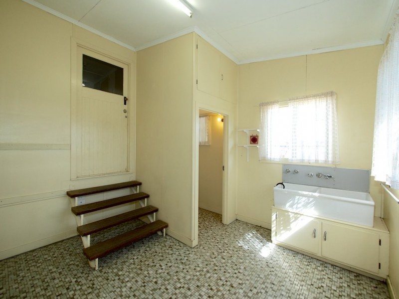 171 South Station Road, Silkstone QLD 4304