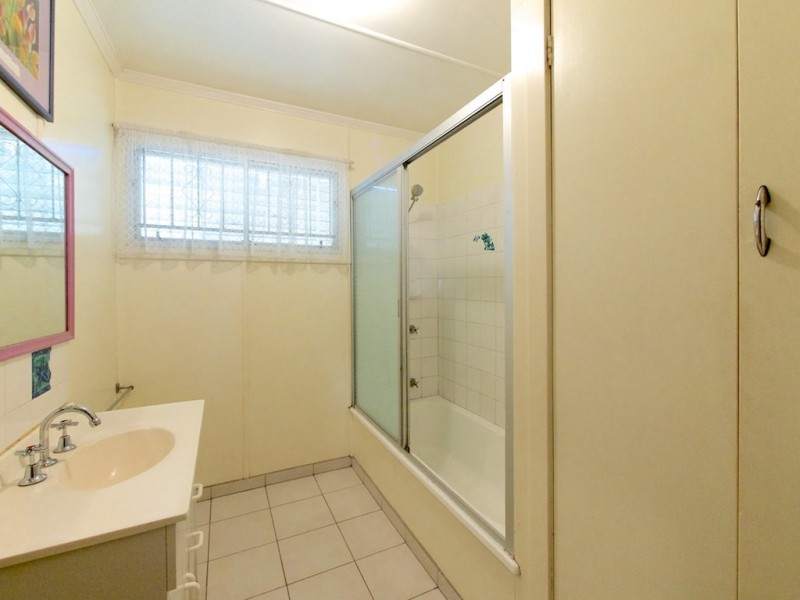 171 South Station Road, Silkstone QLD 4304