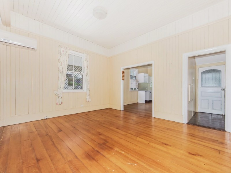 16 Clifton Street, Booval QLD 4304