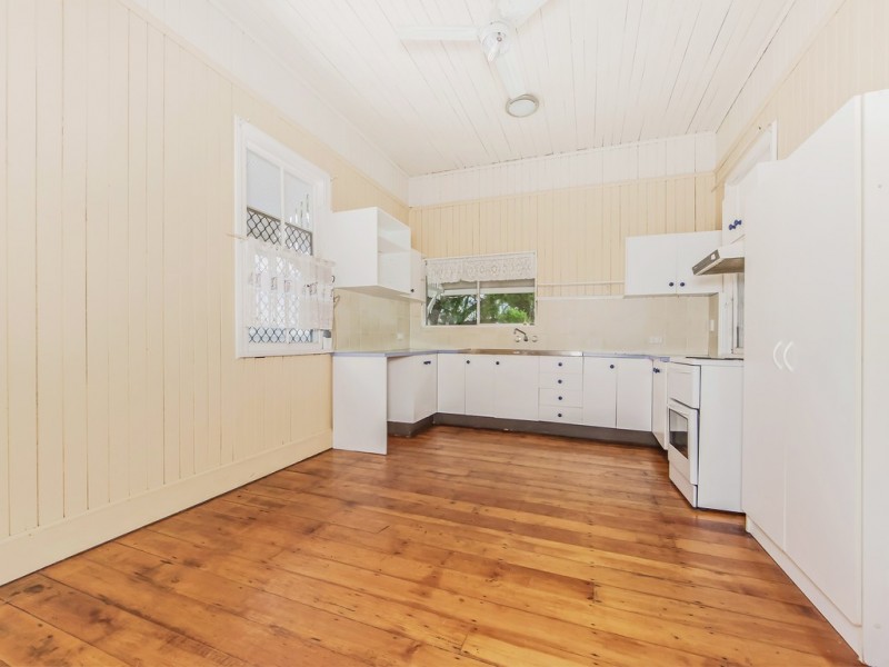 16 Clifton Street, Booval QLD 4304