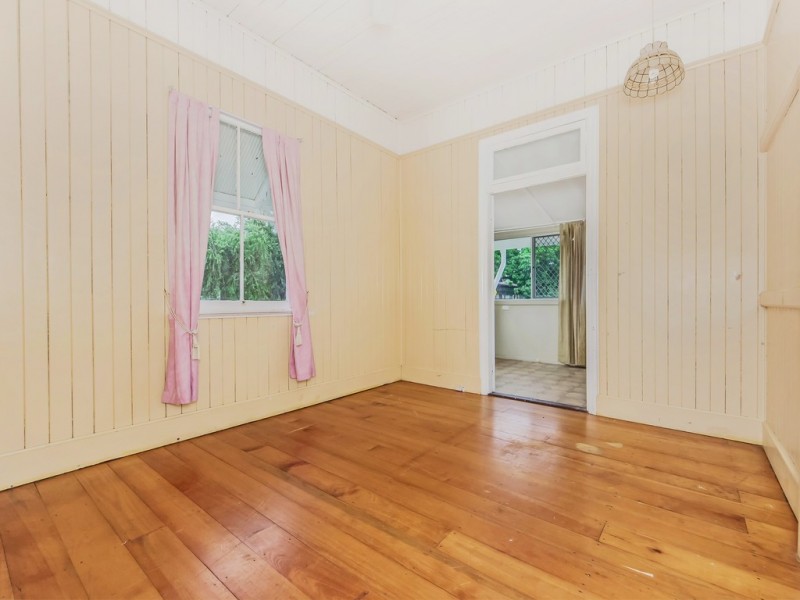 16 Clifton Street, Booval QLD 4304