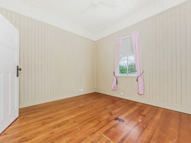 16 Clifton Street, Booval QLD 4304