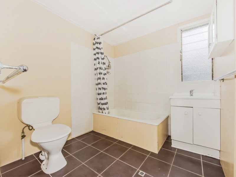 16 Clifton Street, Booval QLD 4304