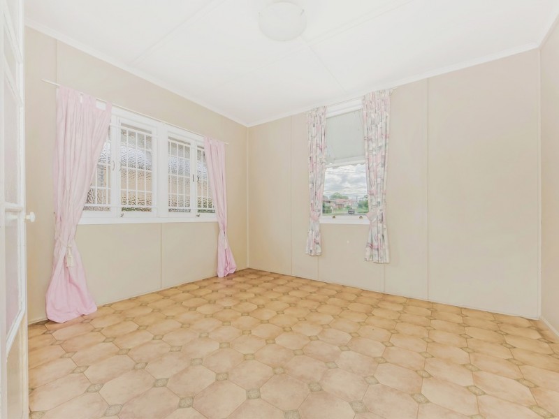 16 Clifton Street, Booval QLD 4304