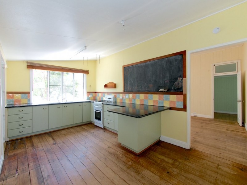 19 James St, Lowood QLD 4311