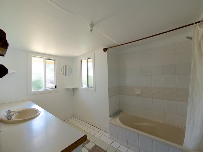 19 James St, Lowood QLD 4311