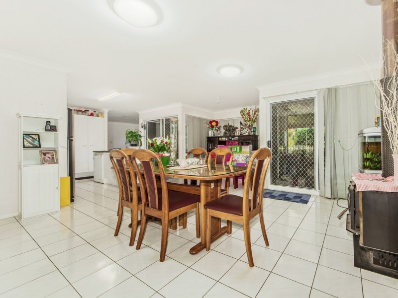 24 Makepeace Pl, Bellbowrie QLD 4070