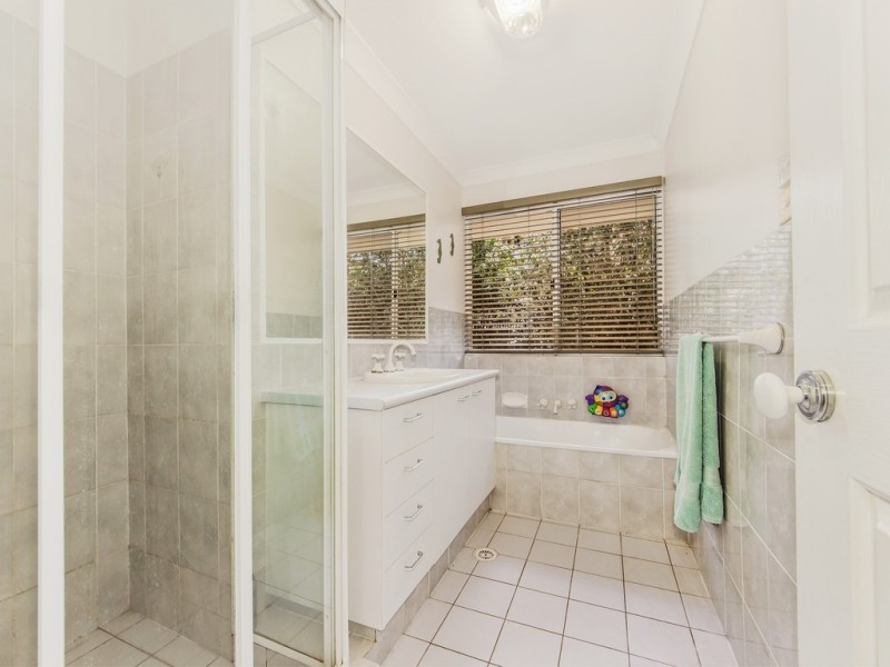 24 Makepeace Pl, Bellbowrie QLD 4070