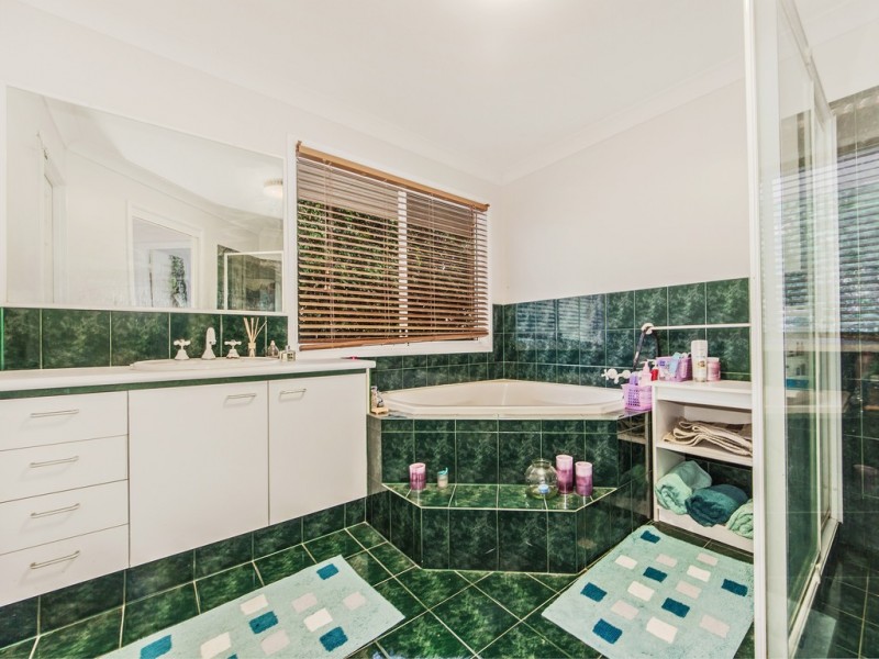 24 Makepeace Pl, Bellbowrie QLD 4070