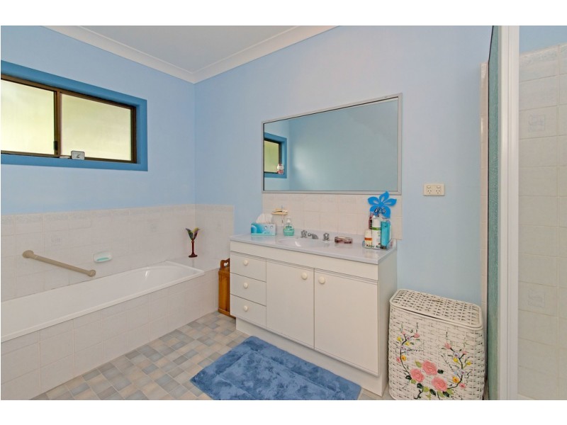 18 Acacia St, Lowood QLD 4311