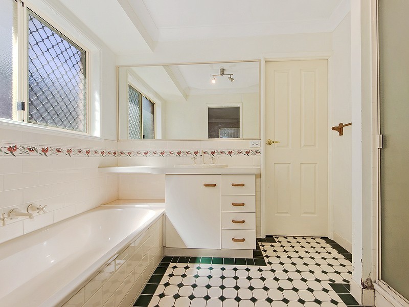 90 Aspinall Street, Leichhardt QLD 4305
