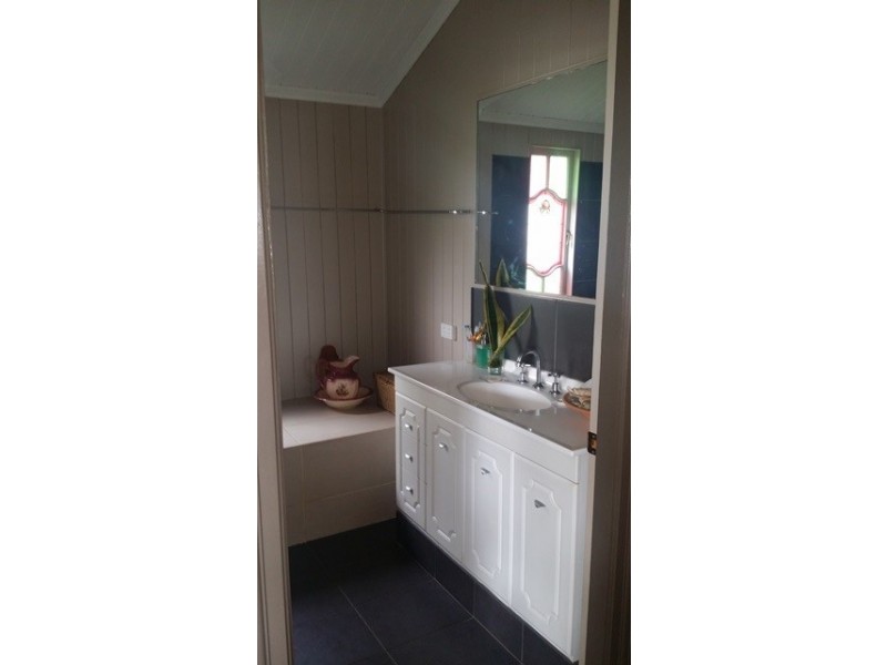 4 Fifer Street, Eastern Heights QLD 4305