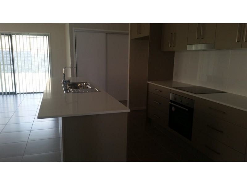 8 GENEROSITY STREET, South Ripley QLD 4306