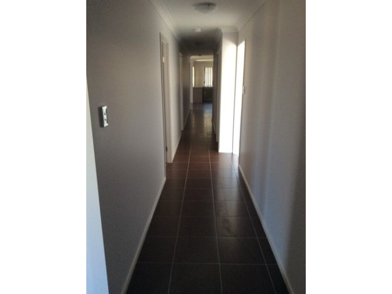1/19 Essington Mews, Leichhardt QLD 4305