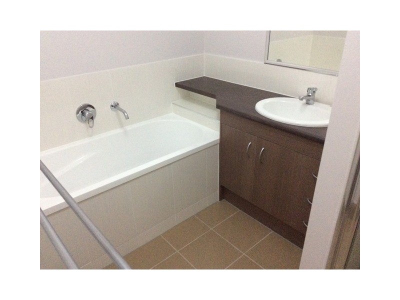 1/19 Essington Mews, Leichhardt QLD 4305