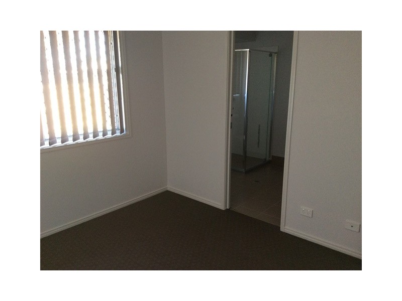 1/19 Essington Mews, Leichhardt QLD 4305