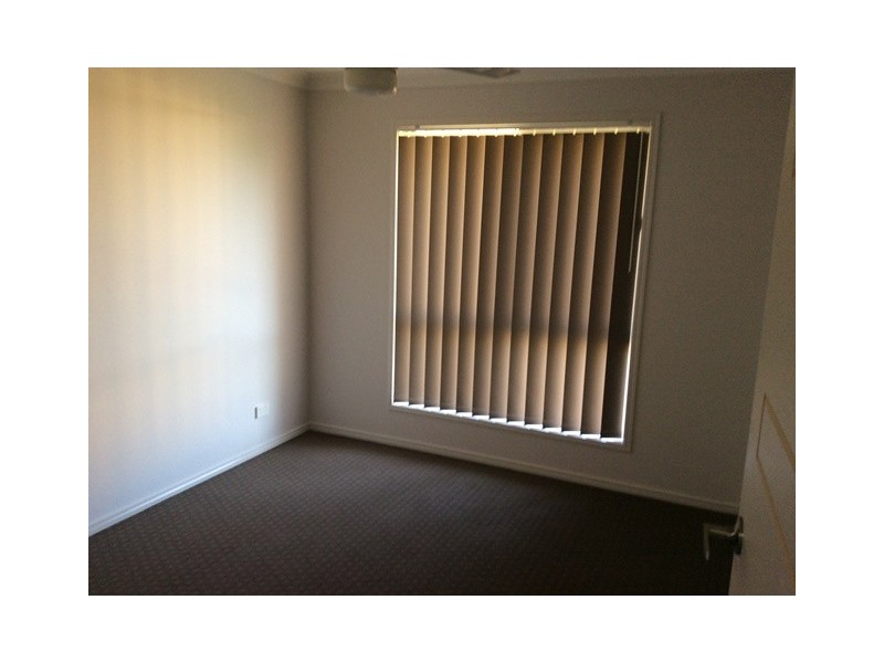 1/19 Essington Mews, Leichhardt QLD 4305