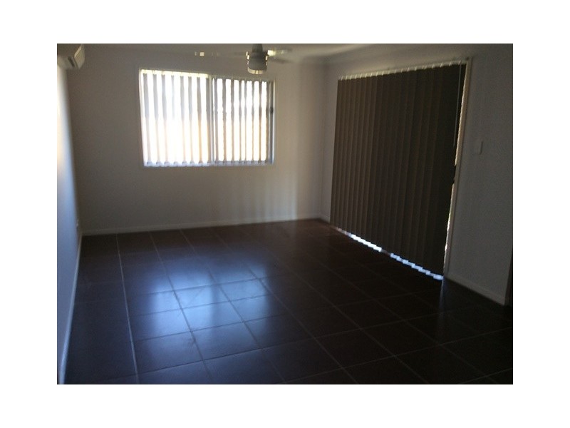1/19 Essington Mews, Leichhardt QLD 4305