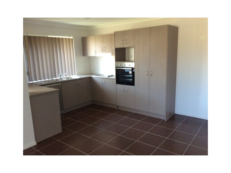 1/19 Essington Mews, Leichhardt QLD 4305