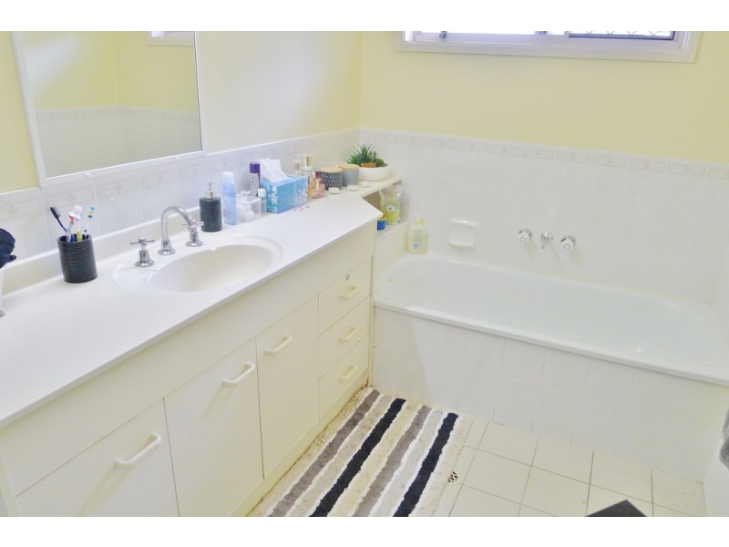 16 BANGALOW CRESCENT, Raceview QLD 4305