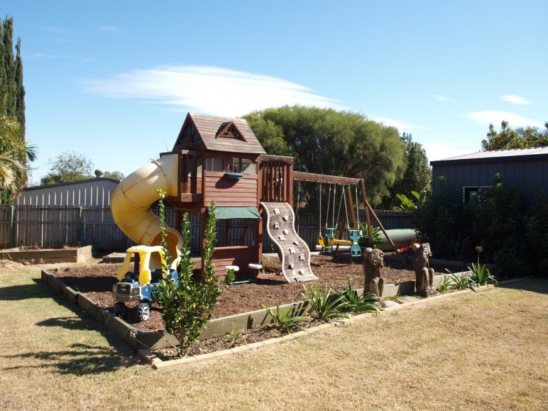 8 Crosby Cres, Raceview QLD 4305