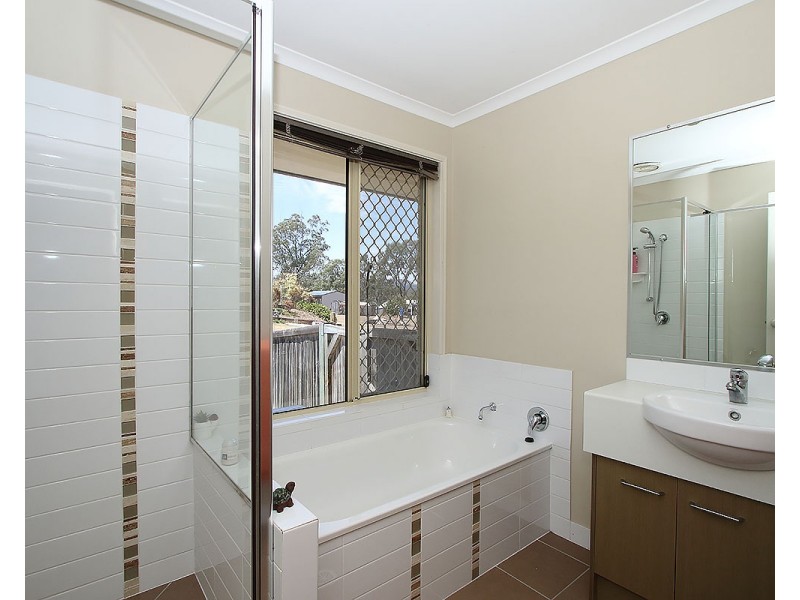 24 Pat Slattery Place, Lowood QLD 4311