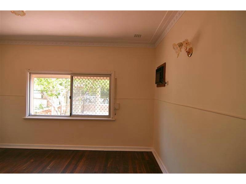 8 Cantlebury Road, Bayswater WA 6053