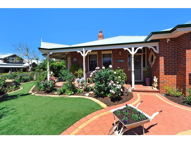 9 River Bank Boulevard, South Guildford WA 6055