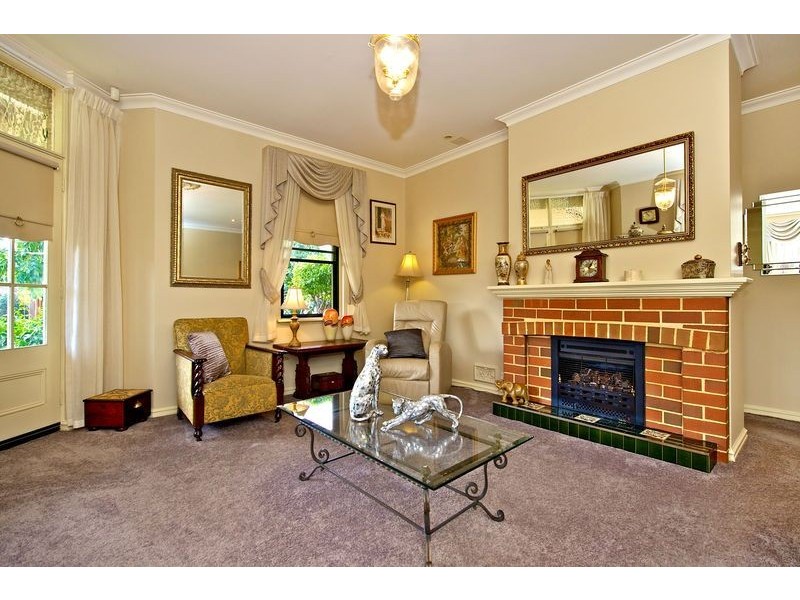 9 River Bank Boulevard, South Guildford WA 6055