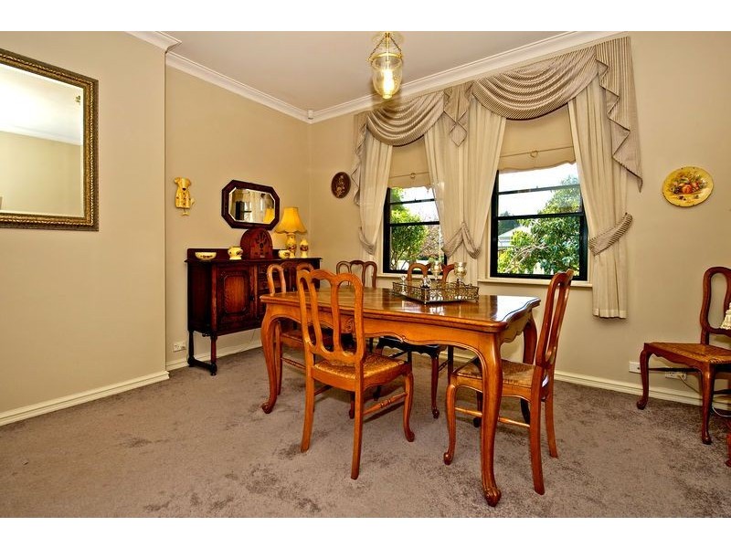 9 River Bank Boulevard, South Guildford WA 6055