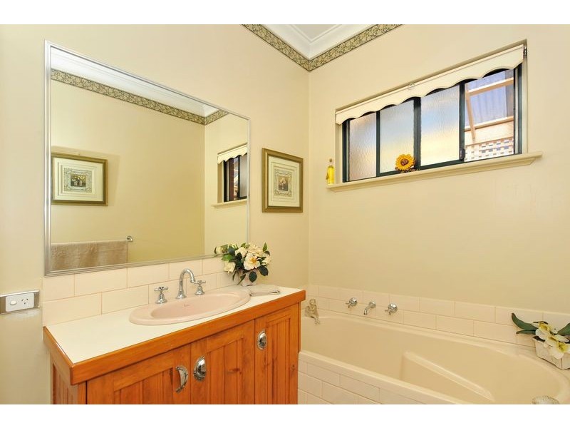 9 River Bank Boulevard, South Guildford WA 6055