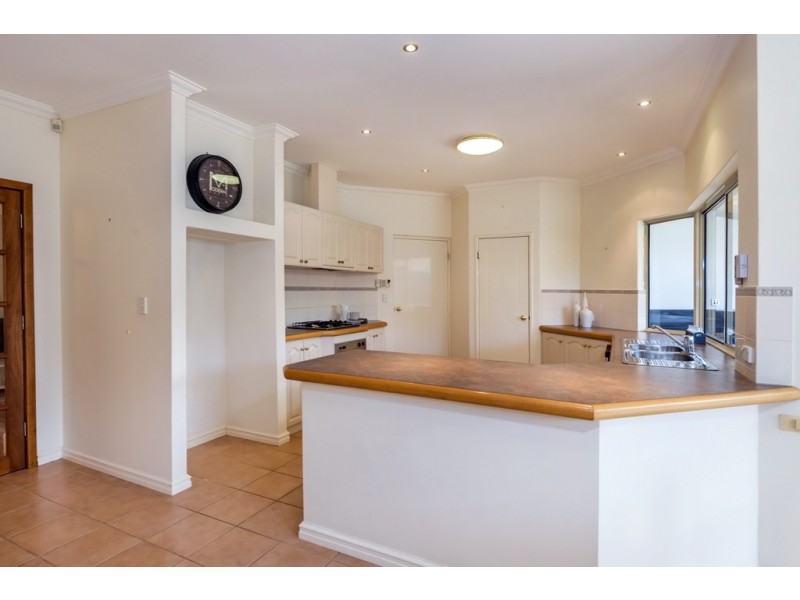 8 Meakins Court, Bayswater WA 6053